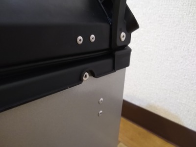 中華アルミケースリベット留め