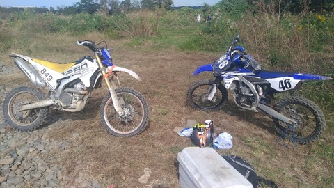 WR250RとYZ250Fの写真