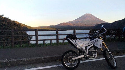 赤い富士山とWR250Rの写真