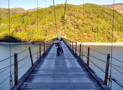吊り橋とバイクの写真