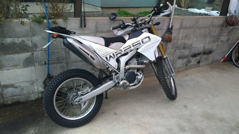 ツーリストを履いたWR250Rの写真