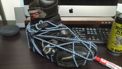 ロープで靴を縛って接着している写真3