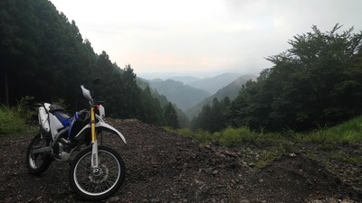 WR250Rと山の中腹の写真