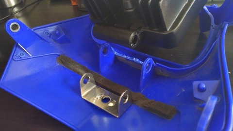 WR250R純正ヘッドライトカウルにLEDワークライト取り付けの写真2