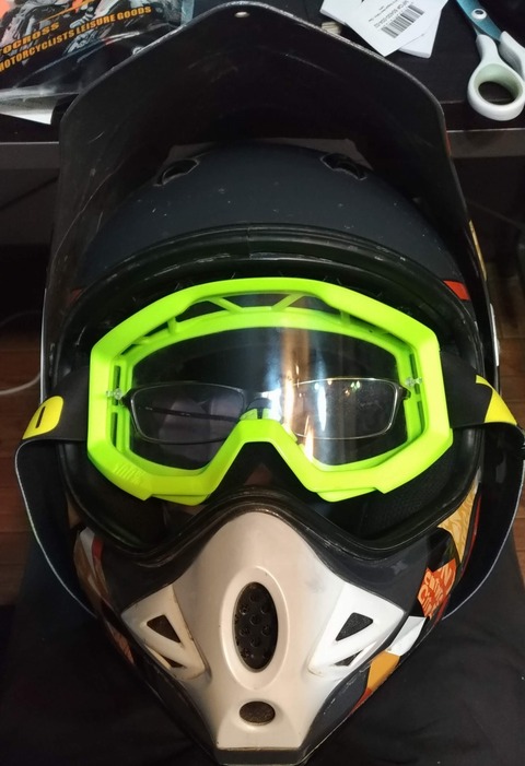 メガネも入るオフロードバイク用のゴーグルの写真