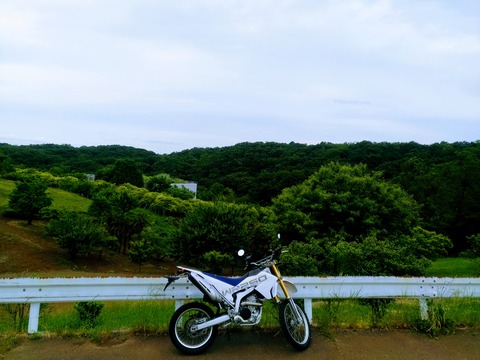 WR250Rと比良の丘の写真
