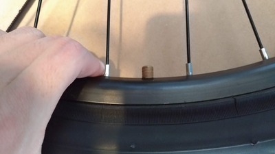 リムとバルブとタイヤの写真