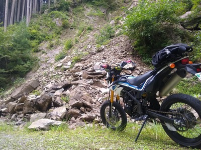 D-Tracker150SEと崩落した道路。