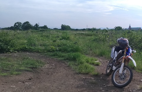 WR250Rと河川敷