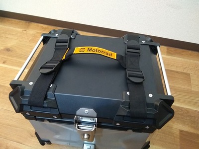 トップケースに持ち手用のベルトを装着