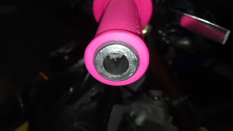ハンドルグリップスロットル側の写真