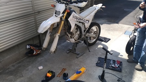 オフロードバイクのメンテナンススタンドの写真