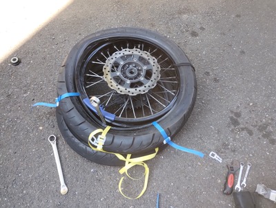 タイヤ交換中の写真