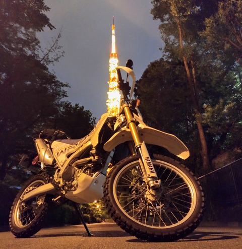 東京タワーとバイクの写真