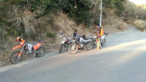 林道を走り終えた後のオフロードバイクの写真