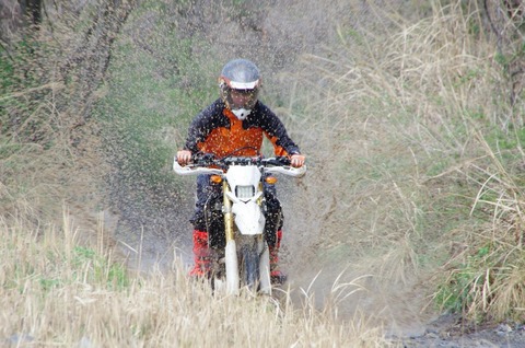 みずしぶきを上げながら走るWR250Rの写真