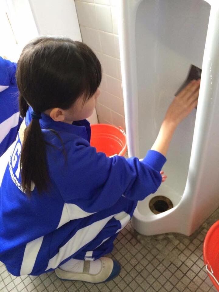 画像 女子中学生 小便器を掃除する 2chエロまとめ速報