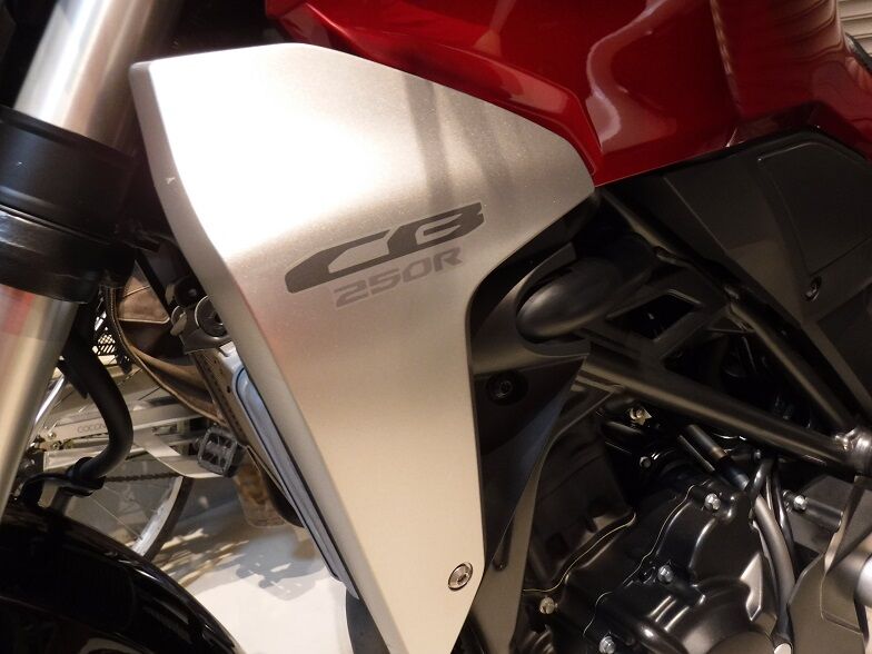Cb250rのヒューズボックスを探す 足したら6気筒 Cb250rのヒューズボックスを探す 足したら6気筒