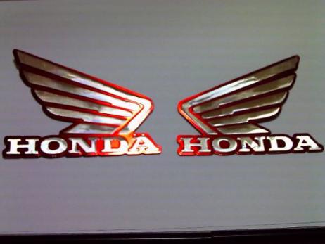 ホンダ立体ステッカー 足したら6気筒