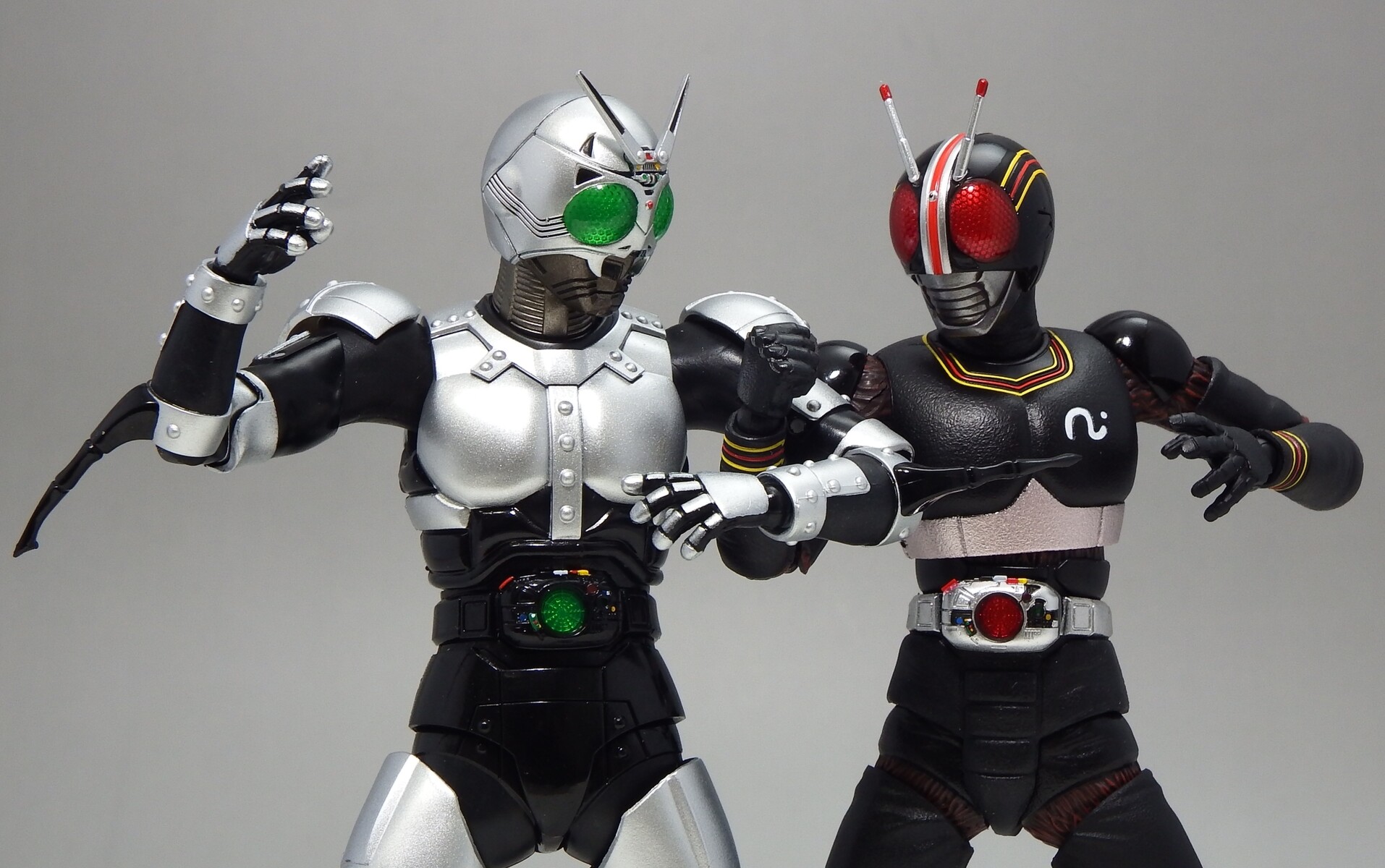 S.H.フィギュアーツ「シャドームーン(真骨彫製法)」 : 空想玩具