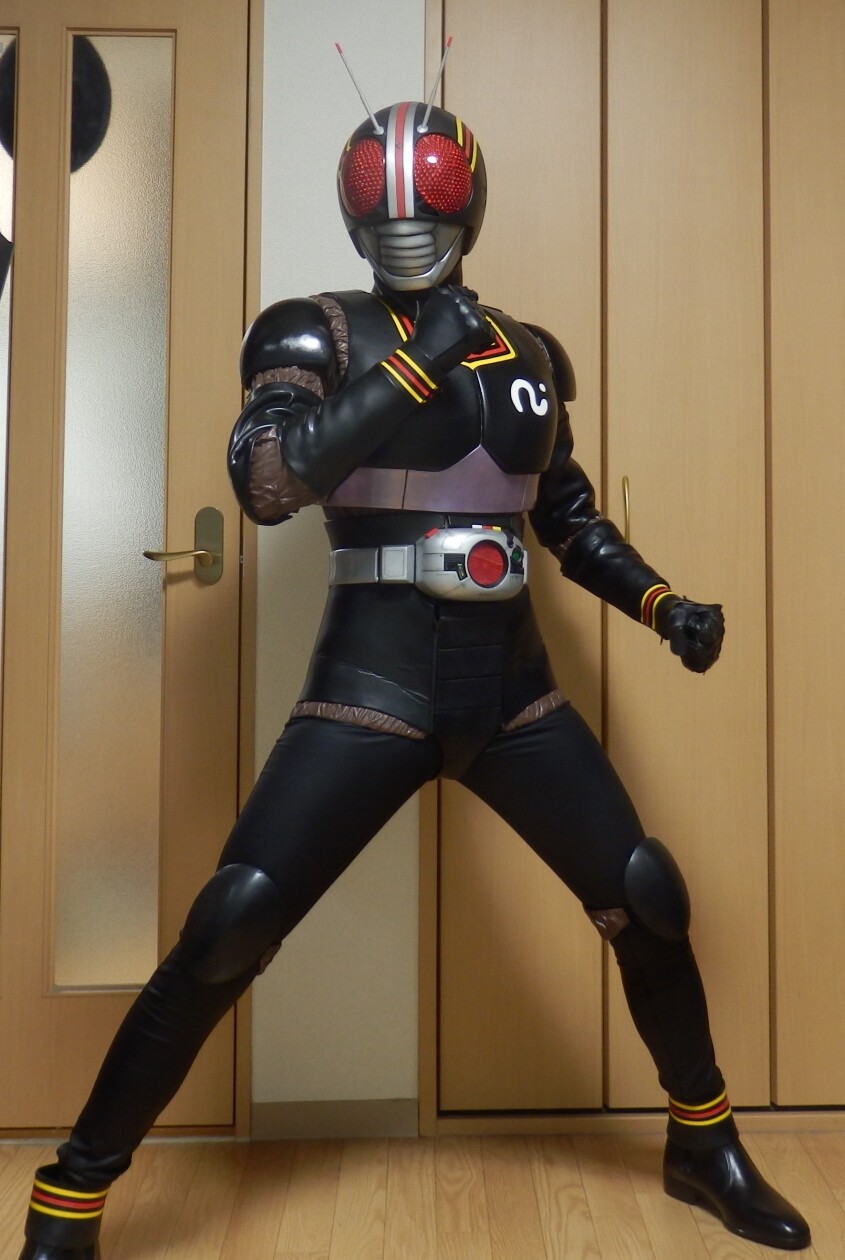 仮面ライダーブラック ヘルメット 1/1スケール 着用可能 コスプレ用　磁石装置 仮面ライダーブラック ヘルメット 1/1スケール 着用可能