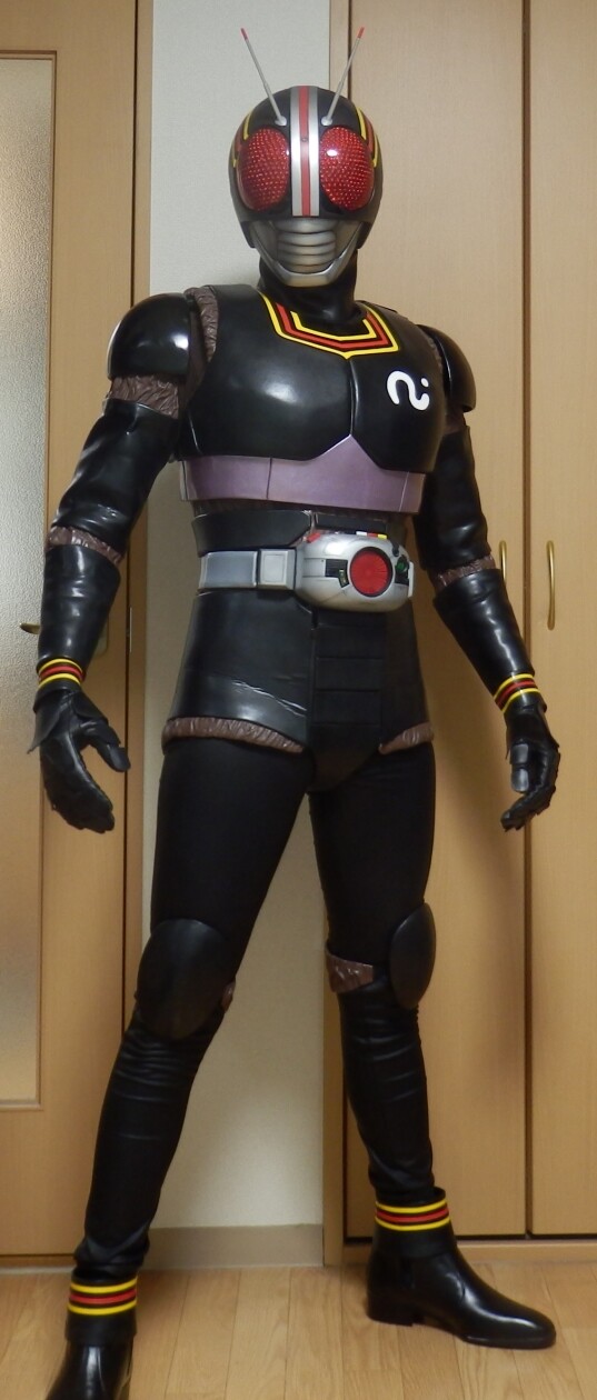仮面ライダーブラック ヘルメット 1/1スケール 着用可能 コスプレ用　磁石装置 仮面ライダーブラック ヘルメット 1/1スケール 着用可能