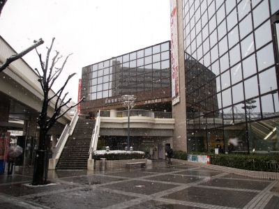雪降る守口市駅