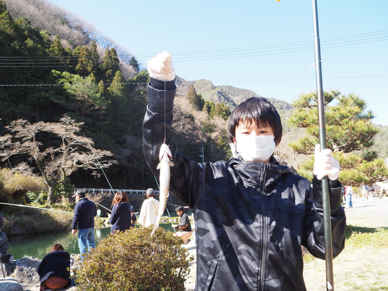 大盛り上がり！！「水中コイン落としゲーム！」。22日まで、やってますよ！ : つりのあとも、楽しい！ 湯来つり堀。