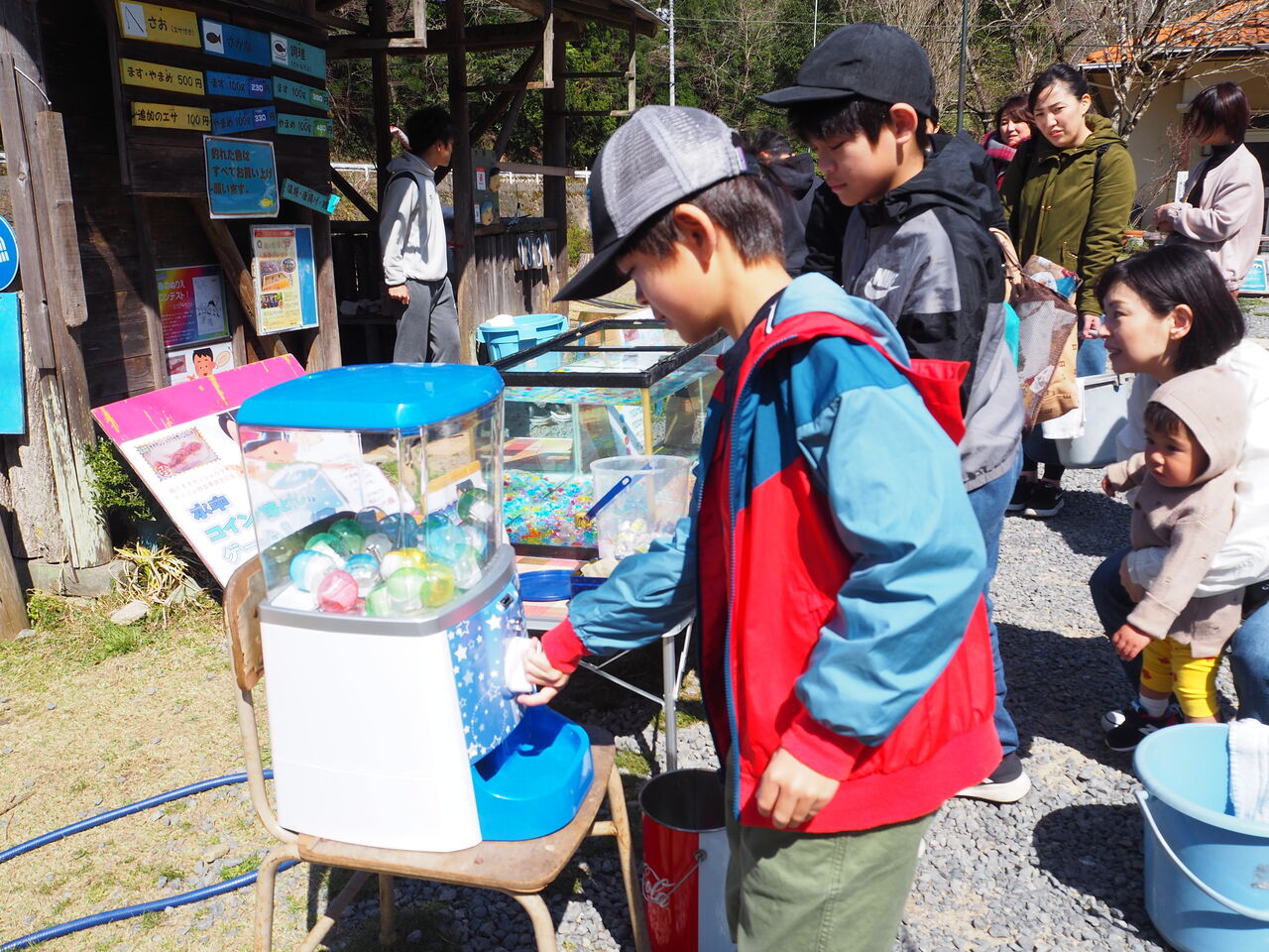 大盛り上がり 水中コイン落としゲーム 22日まで やってますよ つりのあとも 楽しい 湯来つり堀 大盛り上がり 水中コイン落としゲーム 22日まで やってますよ つりのあとも 楽しい 湯来つり堀