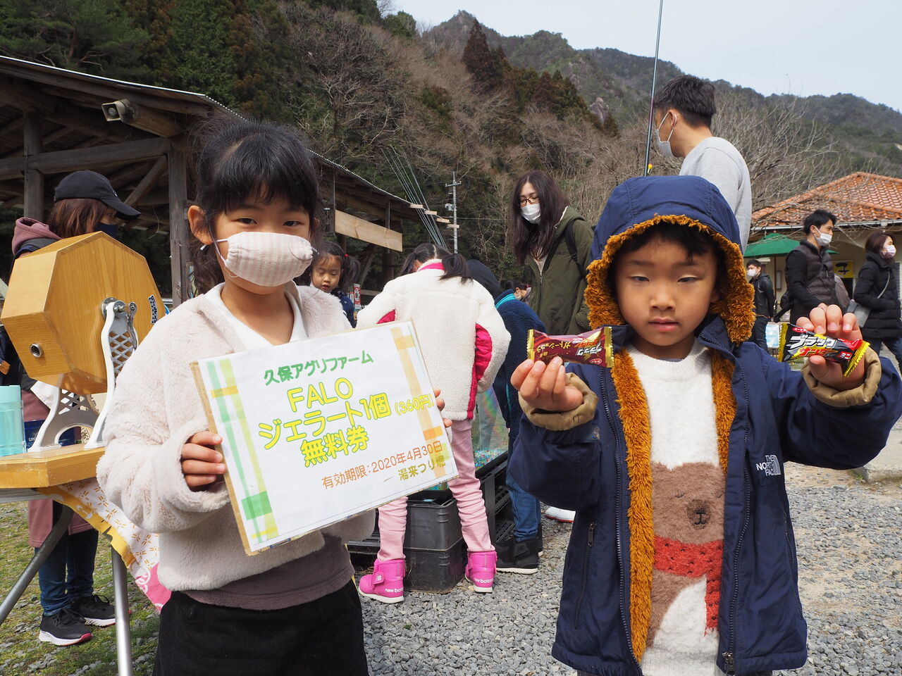 ナイスオン続出！当たり続出！！『春の！水中コイン落としゲーム！』 : つりのあとも、楽しい！ 湯来つり堀。