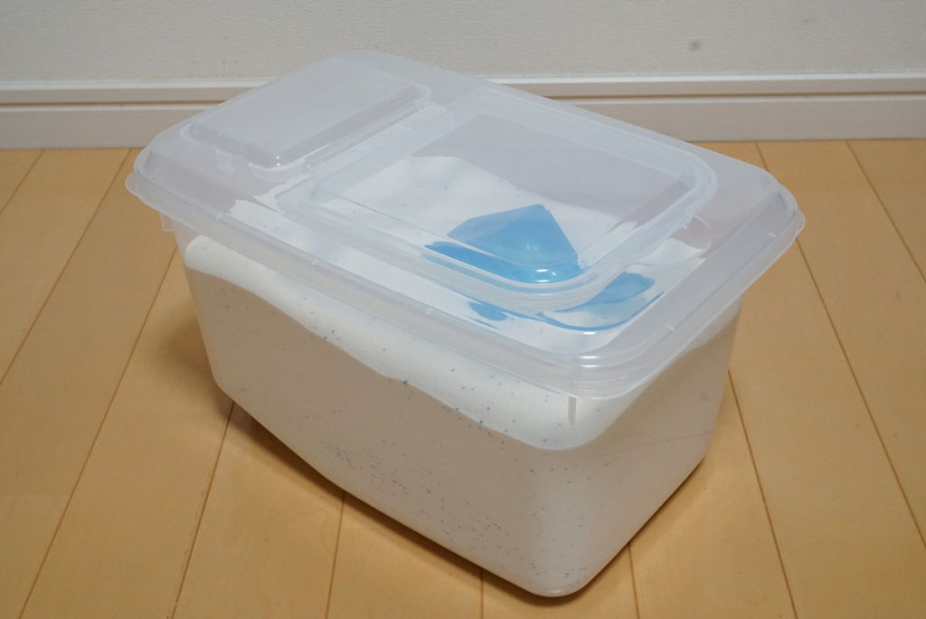 オキシクリーンの詰替容器はダイソーの5kg米びつがピッタリで機能的 ゆきだるま日記