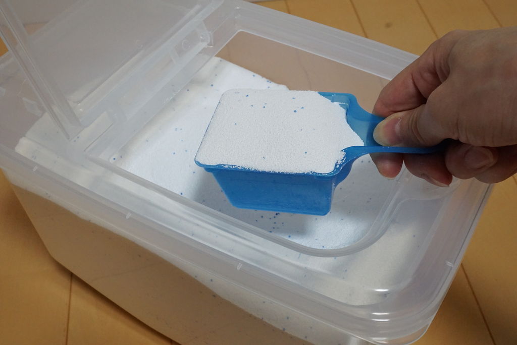 オキシクリーンの詰替容器はダイソーの5kg米びつがピッタリで機能的 ゆきだるま日記