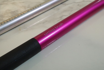 NYX Holographic Halo Brush Micro13