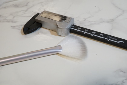 NYX Holographic Halo Brush Micro8