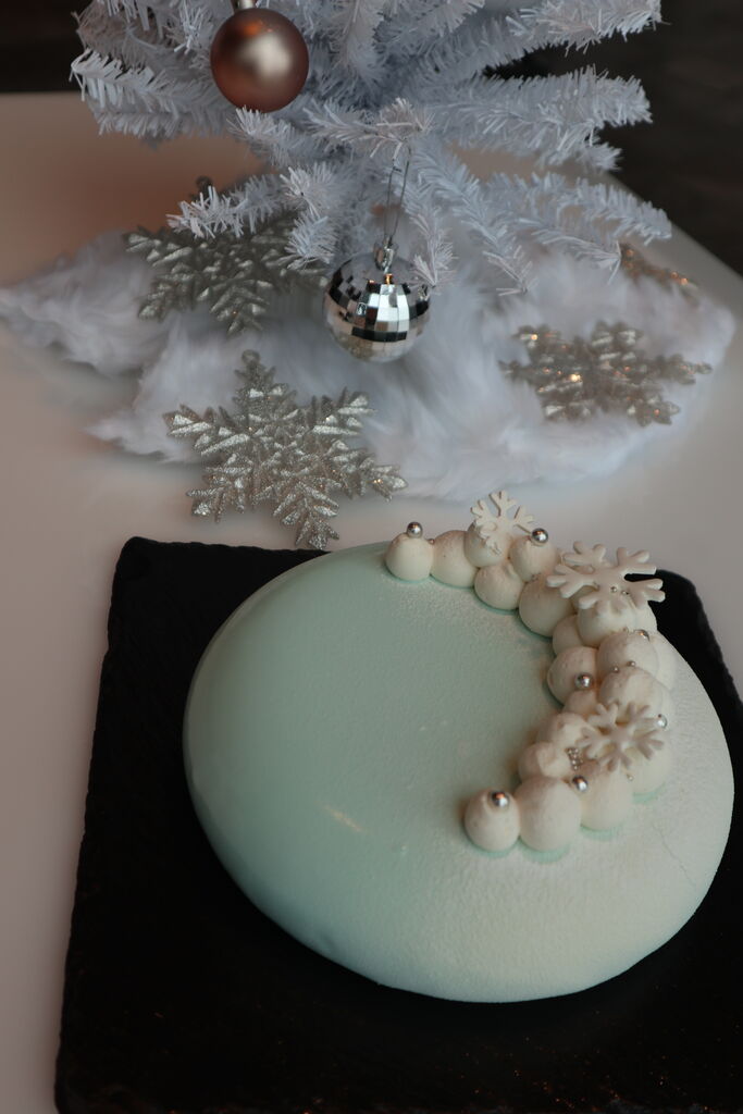 コンラッド大阪 クリスマスケーキとチョコレート クリスマスケーキ クリスマスの空をイメージした2種のケーキとお一人様用のケーキも新たに登場 Yuki の Sweets Diary コンラッド大阪 クリスマスケーキとチョコレート クリスマスケーキ クリスマスの空をイメージした2種のケーキとお一人様用のケーキも新たに登場 Yuki の Sweets Diary