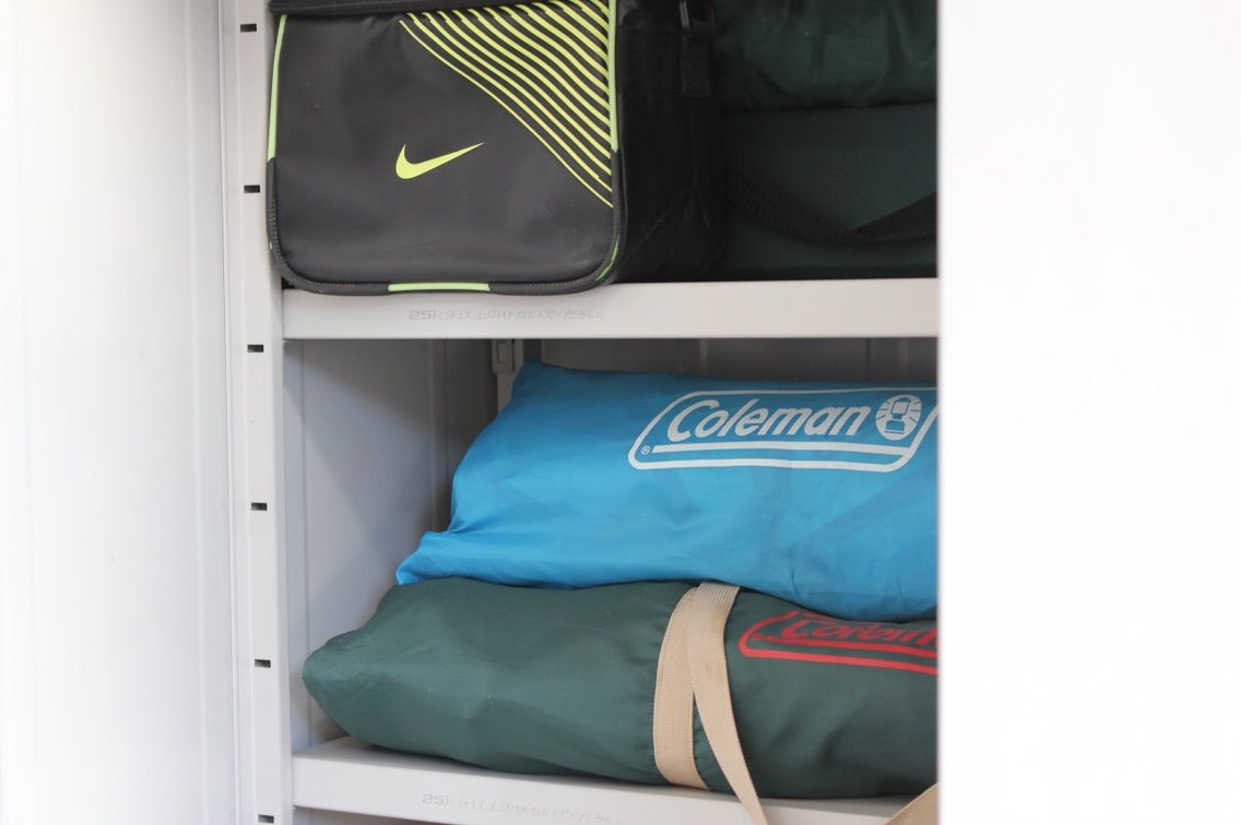 アウトドアグッズの整理からの猫砂やシーツの収納 古い家と小さい庭とねこ