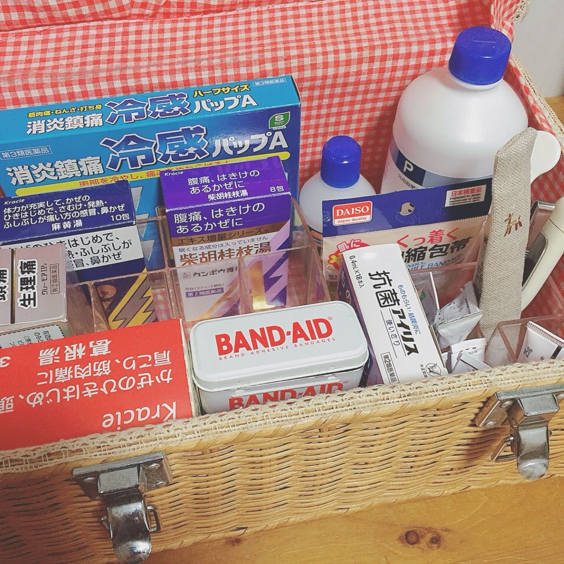 救急箱の中の整理 古い家と小さい庭とねこ 救急箱の中の整理 古い家と小さい庭とねこ