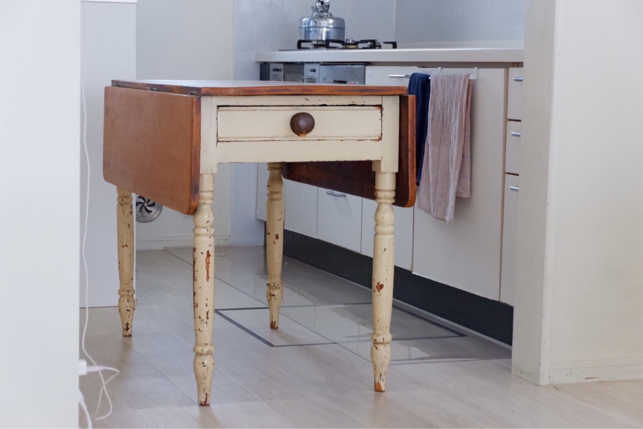 キッチンの風景が変わりました｜アンティーク作業台 : ゆとりある