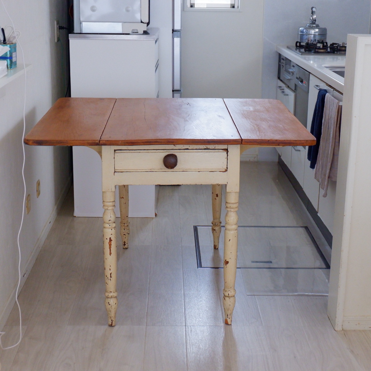 キッチンの風景が変わりました｜アンティーク作業台 : ゆとりある