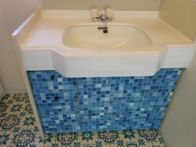 ボロボロになった洗面台の扉にリメイクシートを貼りました 夫定年後の妻の暮らし