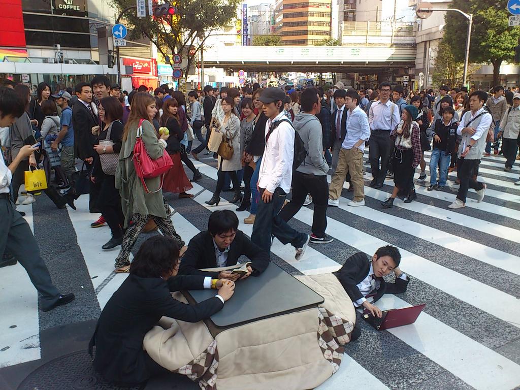 日常 渋谷のスクランブル交差点に こたつでまったりしてる 話題の画像祭り Funny Image