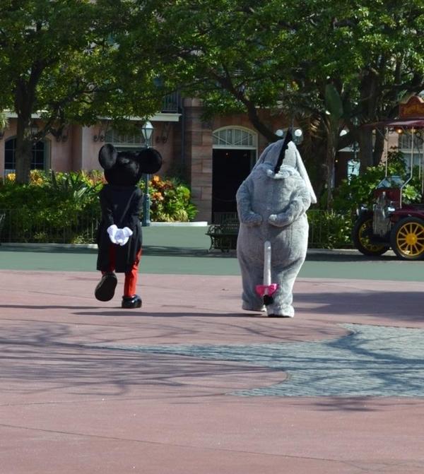 ディズニー イーヨーがミッキーの真似して 後ろに手を組みながら歩いてる 話題の画像祭り Funny Image