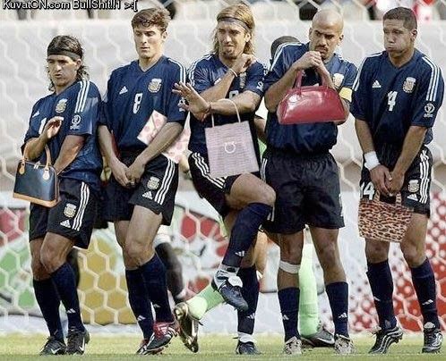 おもしろ サッカーのpk時の選手にバッグ持たせると 女子力がグンと上がる 話題の画像祭り Funny Image おもしろ サッカーのpk時の選手にバッグ持たせると 女子力がグンと上がる 話題の画像祭り Funny Image