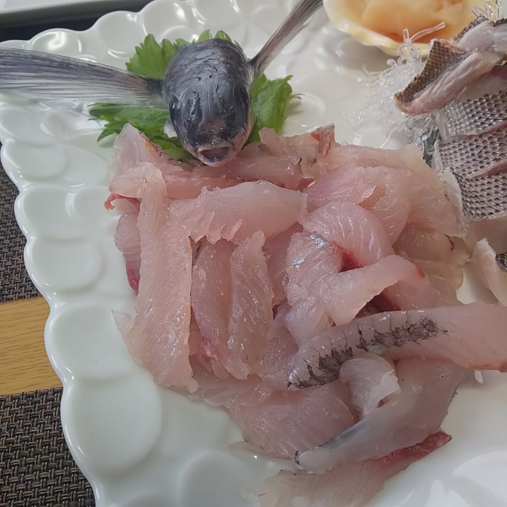 ゆこぶーの食いしん坊万歳 イサキの湯引き ギンメダイの塩焼き トビウオ刺身