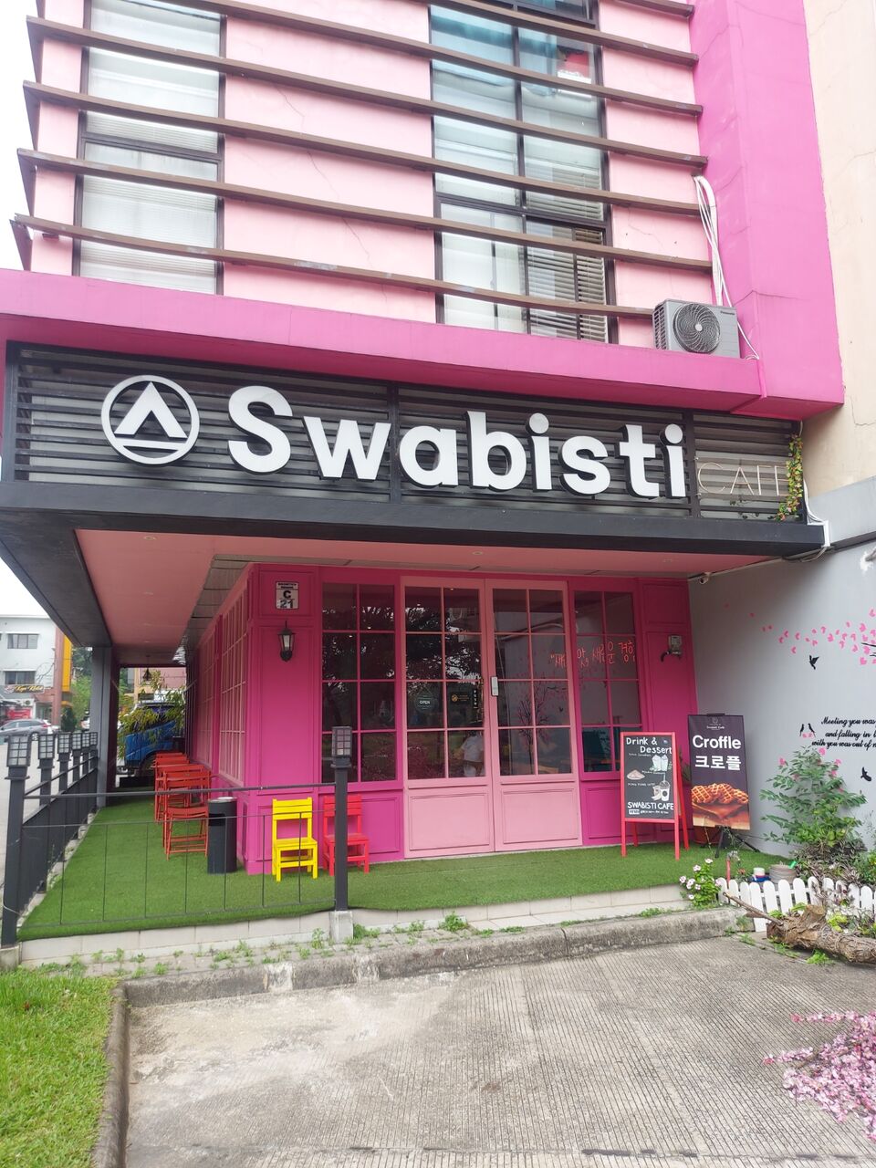 ピンクの建物が目印チカランのお洒落カフェswabisti チカラン うさログ