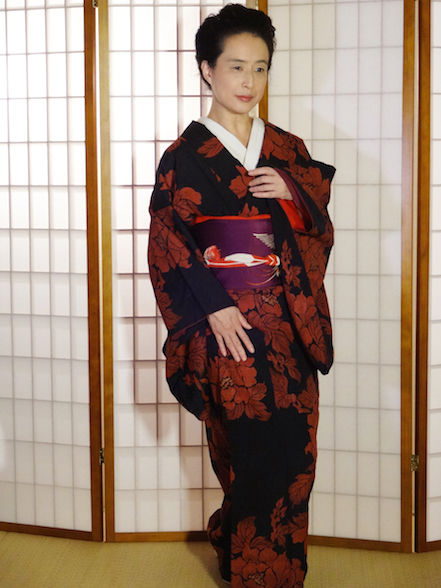 122 黒地に漆の牡丹着物 : 気軽に楽しく美しく・銘仙の時代の女 122 黒地に漆の牡丹着物 : 気軽に楽しく美しく・銘仙の時代の女