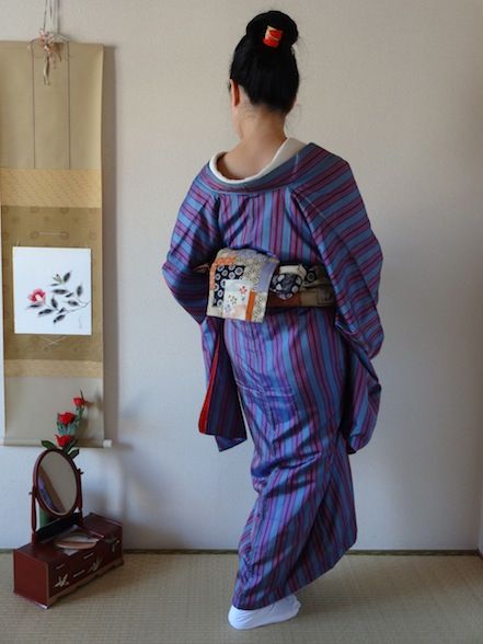 日本画 女性の肖像 紫色の着物 紫の花柄が映える着物女子｜イラスト・フリー素材なら「シンテリ」