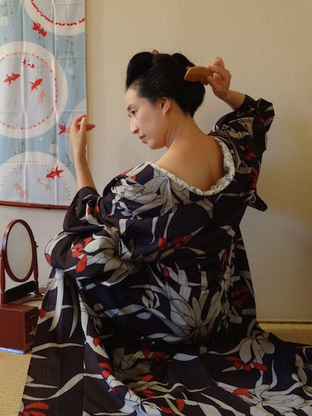 109 大きな花の夏銘仙 : 気軽に楽しく美しく・銘仙の時代の女