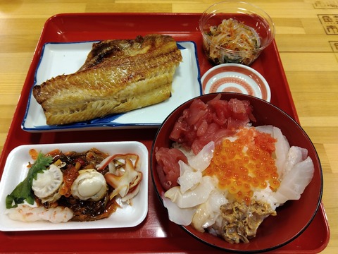 八戸市魚菜小売市場で豪華な朝食(2024.4)