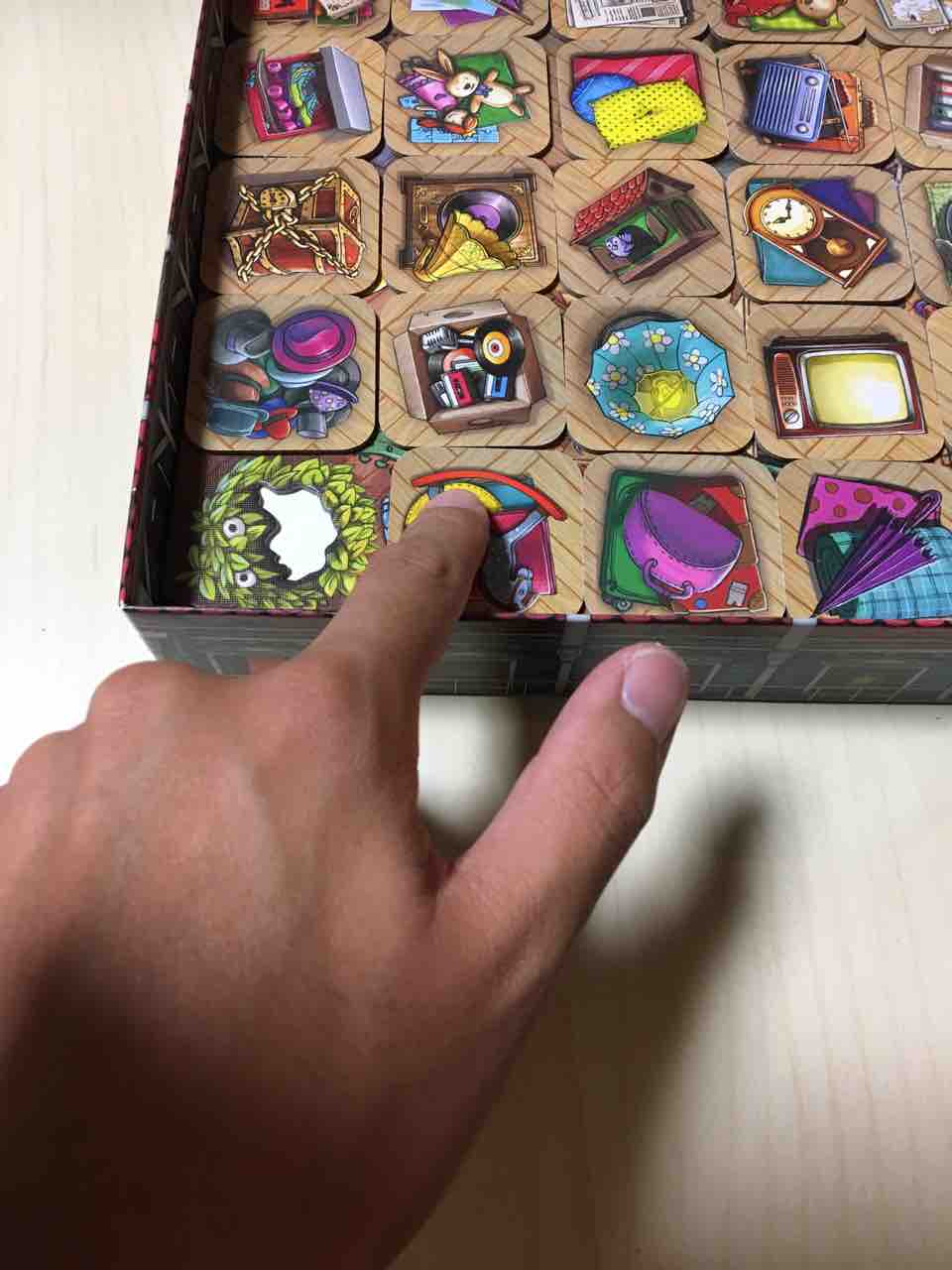 屋根裏の腹ぺこモンスター : 絵本とボードゲームのゆめいろ日記